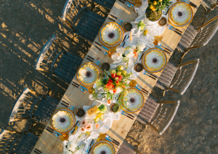 Al aire libre con detalles frescos y naturales.