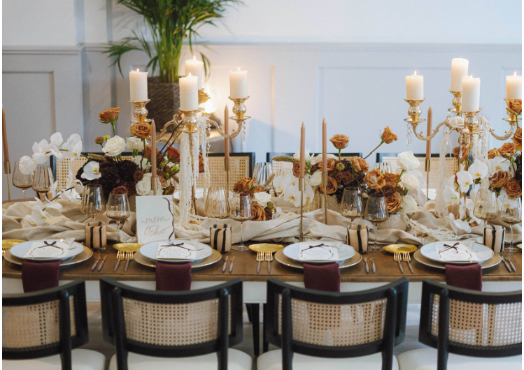 Mesa elegante con tonos cálidos.