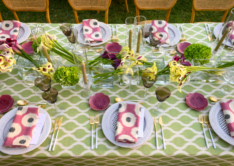 Mesa vibrante con elementos florales frescos.