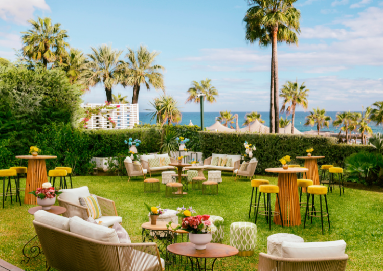 Cóctel al aire libre con vistas al mar.