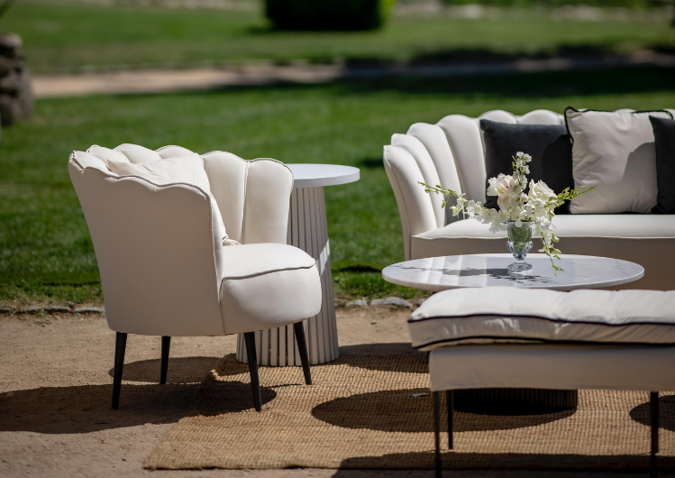 Rincón Lounge Exterior: Elegancia y Comodidad al Aire Libre.