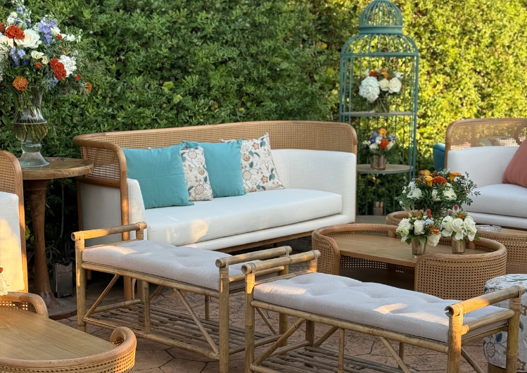 Zona lounge con sofás y mesas Nairobi.