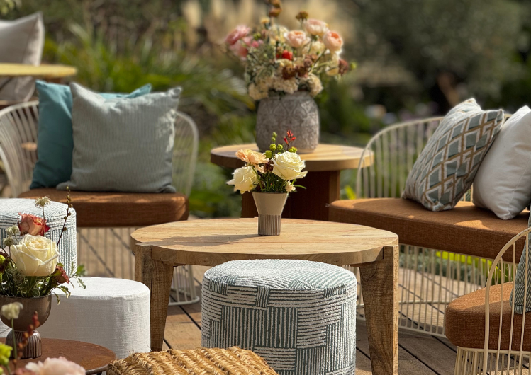 Rincón lounge con estilo natural y colores suaves.